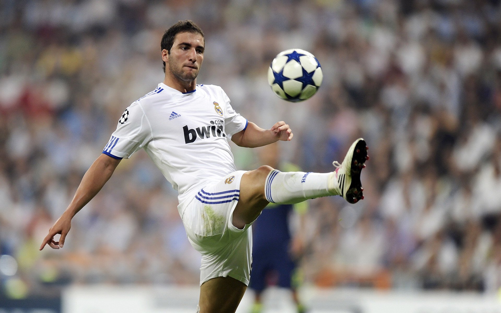 开云官网-2025电竞明星挑战赛吸引众多粉丝参与，电竞选手明星排行榜